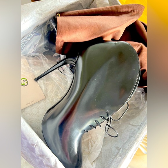 Gucci Heels - Picture 1 of 10
